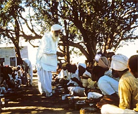 Sant Kirpal Singh distributing chapaties to workers at Manav Kendra